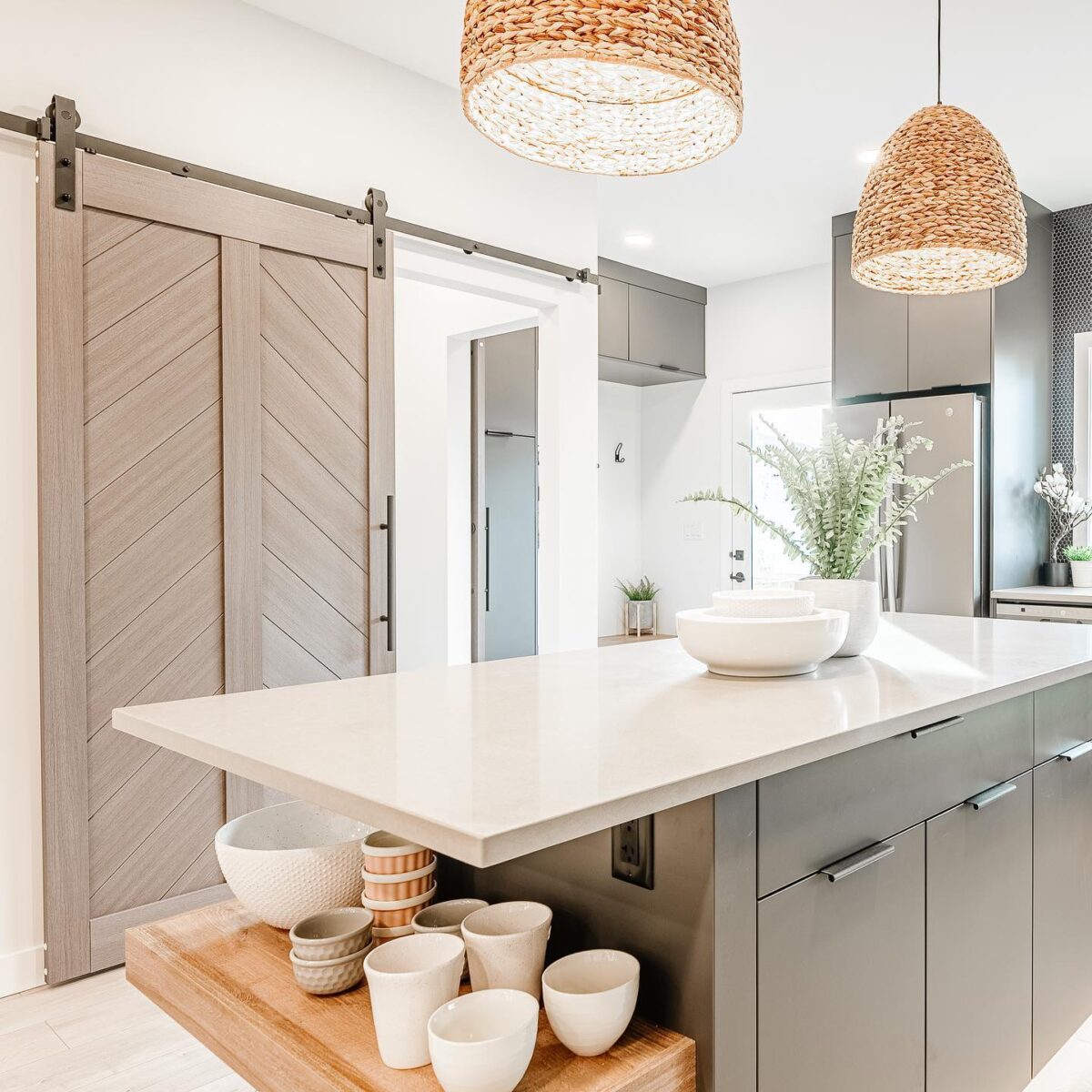 Porta Celeiro: Abre Sua Decoração para o Rústico 10 Na parte externa, sala, quarto, cozinha e até mesmo no banheiro, veja diferentes espaços da casa que você pode inserir esse modelo de porta!