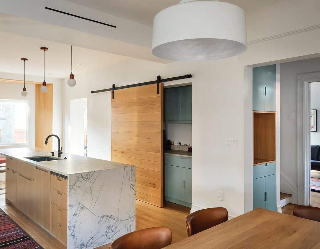 Por ser uma porta deslizante, ela é uma ótima opção para espaços pequenos, além de ser prática e ainda conferir um visual mais interessante ao décor.