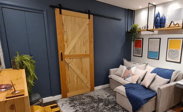 Porta Celeiro: Abre Sua Decoração para o Rústico 4 Montada em trilhos de metal, a porta celeiro, como já diz o nome, tem origem em estruturas rurais.