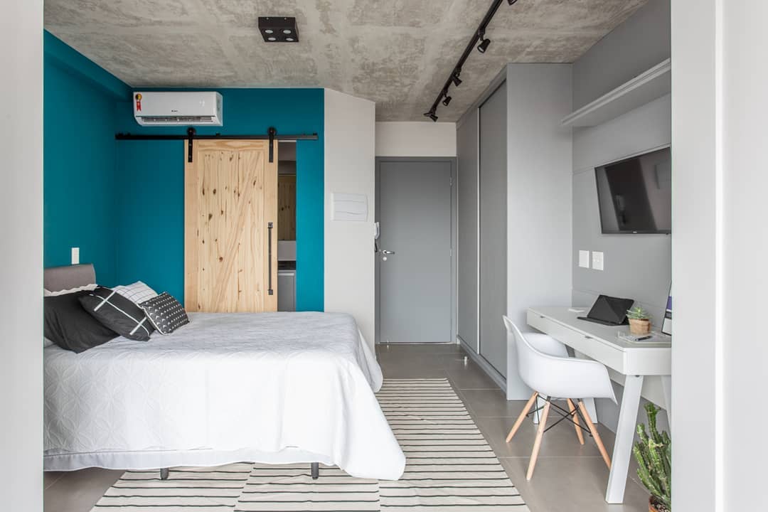 Porta Celeiro: Abre Sua Decoração para o Rústico 9 O que difere esse modelo das tradicionais portas de correr são as corrediças aparentes – que conferem charme e combinam muito bem com o estilo industrial.