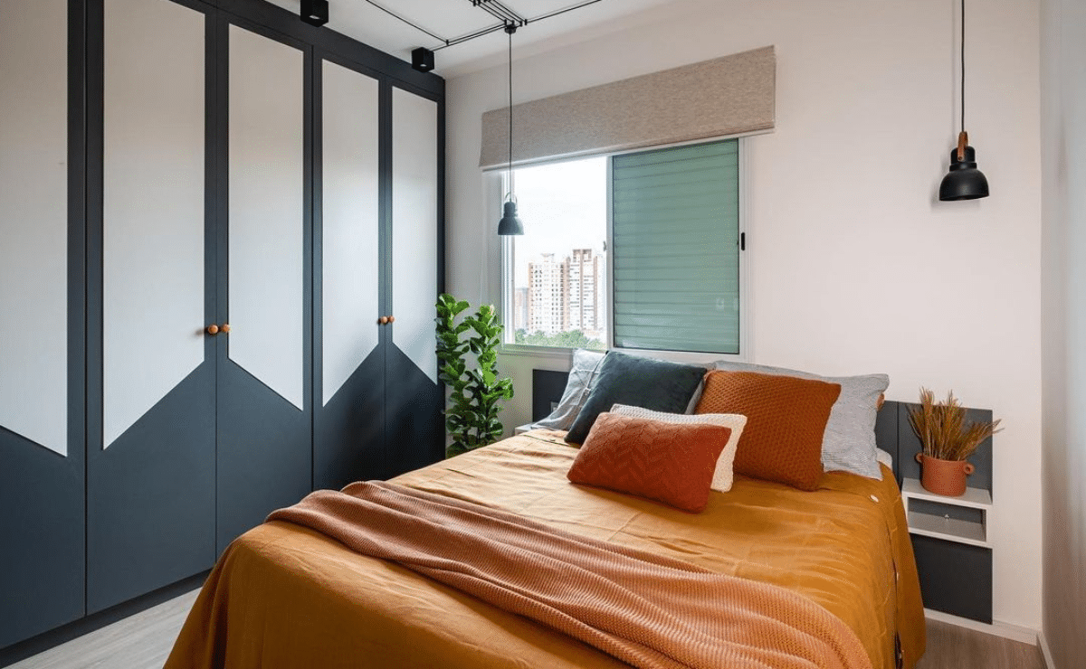 Dicas para otimizar o espaço de um quarto de casal pequeno 2 Quarto de casal pequeno com espaço otimizado.