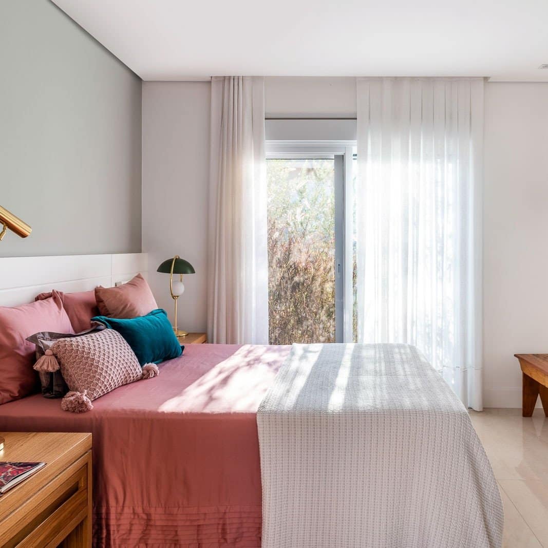 Dicas para otimizar o espaço de um quarto de casal pequeno 10 Quarto de casal simples e bem decorado.