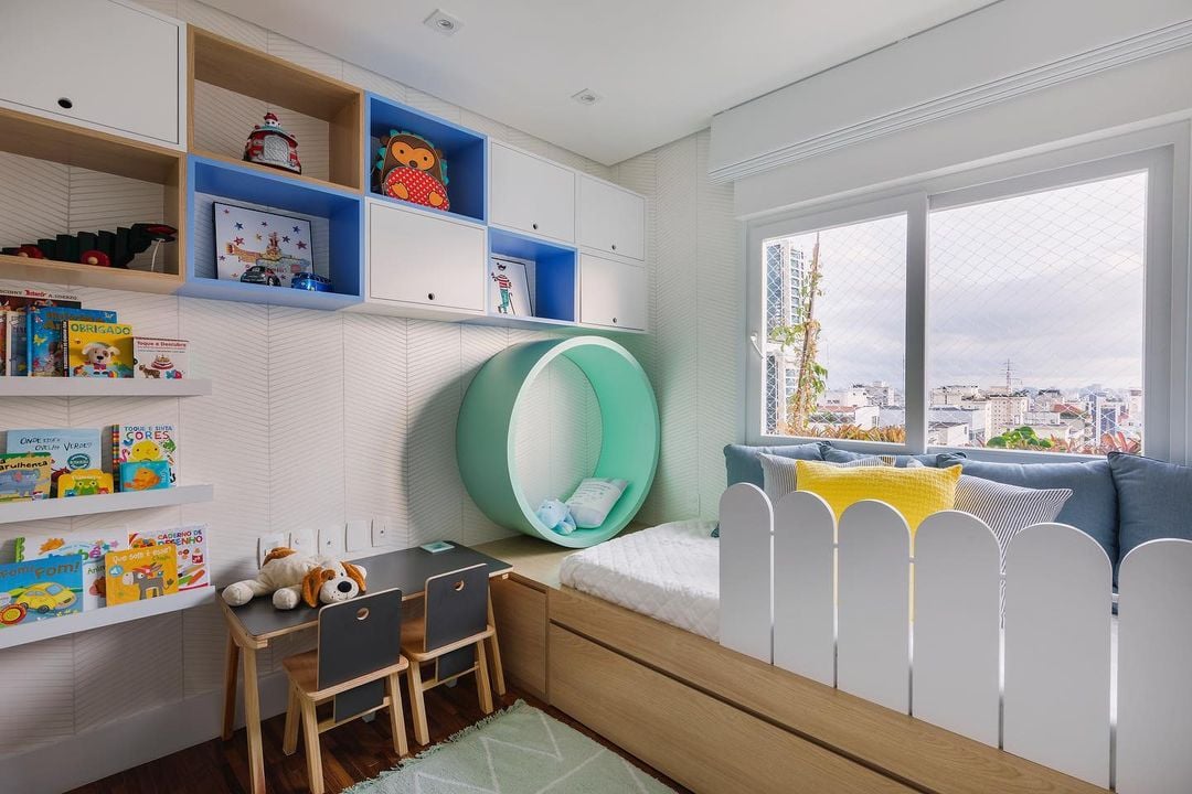 Decoração de quarto infantil que prioriza cores e estilo.