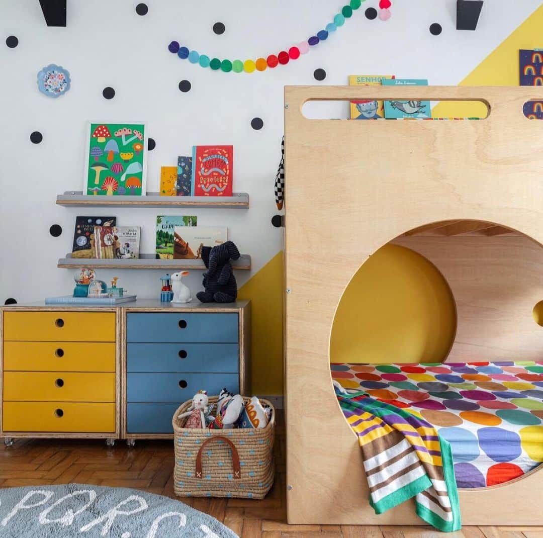 Quarto infantil com funcionalidade e espaço para brincar.