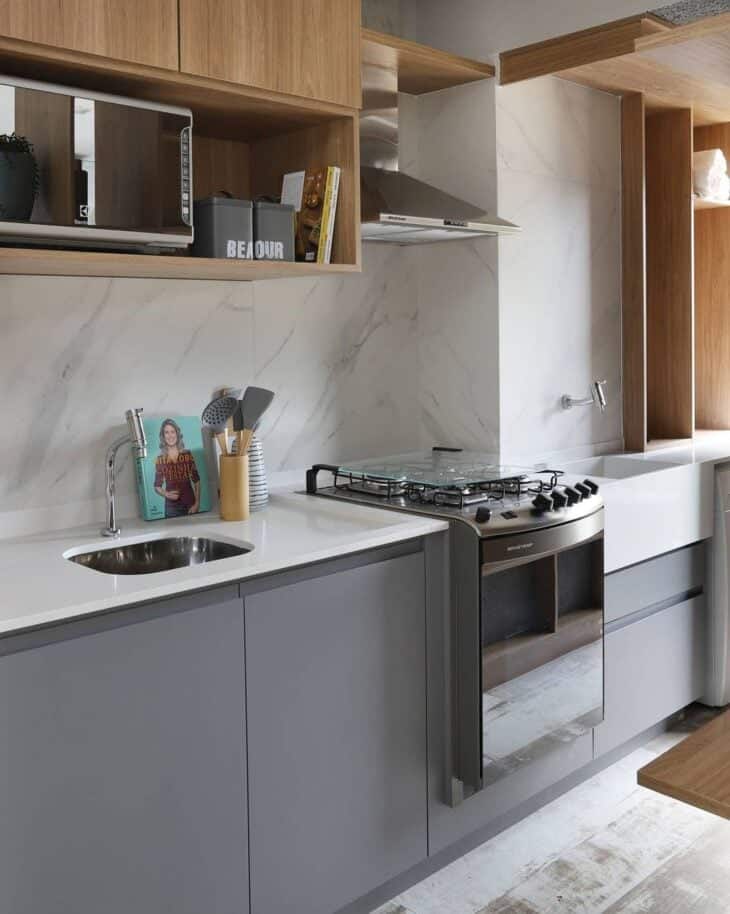 Dicas para usar o quartzo branco na decoração da sua casa 9 Uma bancada de cozinha estendida devidamente destacada pela marcenaria