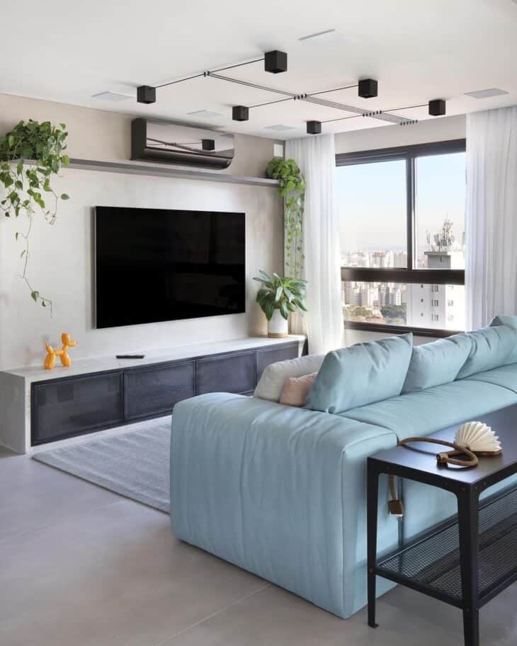 Como escolher um rack perfeito para salas pequenas 9 Em paredes pequenas, o ideal é que o rack ocupe toda a sua largura. Se isso não for possível, procure preencher o espaço vazio com vasos de plantas, uma marcenaria ou algum móvel solto que harmonize com o restante do ambiente.