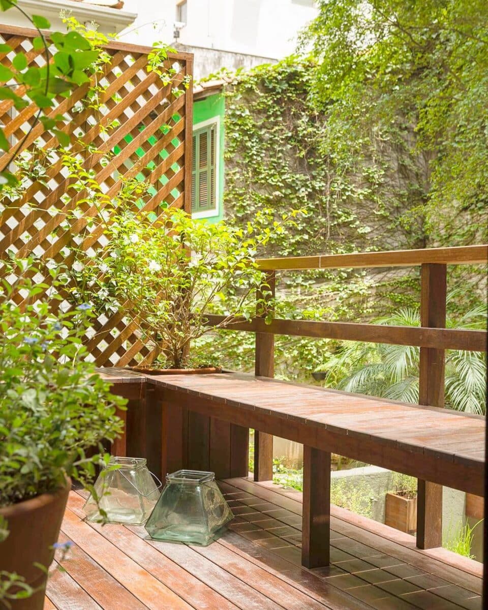 Sacada de Madeira: Ideias Aconchegantes para Decorar Seu Cantinho 10 Carol Gomes Arquitetura