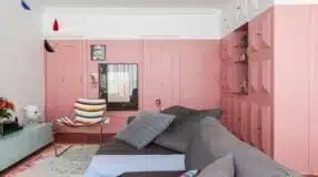 Tons de Rosé: Como Usar na Decoração 9 Sala decorada na cor rosa.