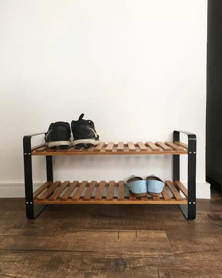 Modelo de sapateira de porta feito de tecido, combinando praticidade e estilo.