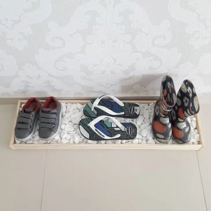 Sapateira de porta de madeira, um clássico para qualquer ambiente.