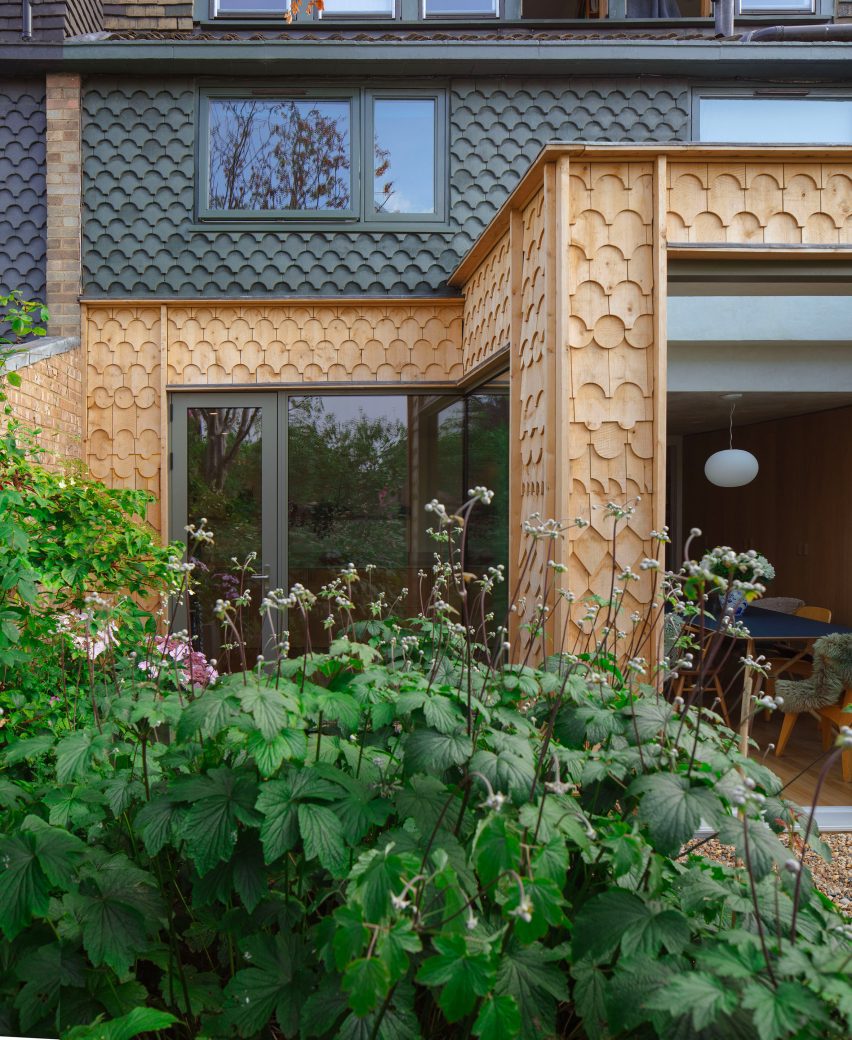 Extensão deslumbrante transforma casa em Londres com inovação. 2 Vista do exterior da extensão do Gingerbread House, evidenciando o uso de telhas de concreto na fachada.