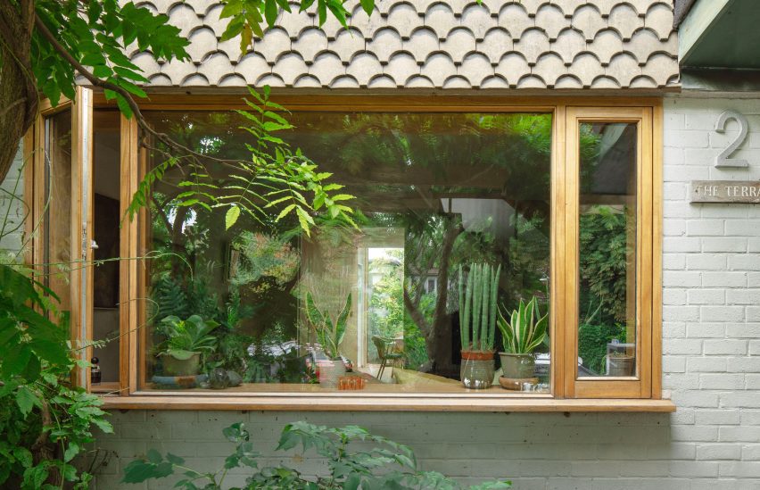 Extensão deslumbrante transforma casa em Londres com inovação. 3 Um espaço de vida iluminado pelo céu, com novas áreas de cozinha e sala de jantar que se abrem para o jardim.
