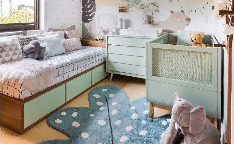 Projetos e combinações de cores para apostar na delicadeza do verde pastel 2 Imagem com fundo verde pastel, mostrando diferentes elementos de decoração.