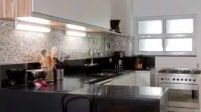 10 formas de usar o granito cinza na sua casa 9 Imagem de granito preto