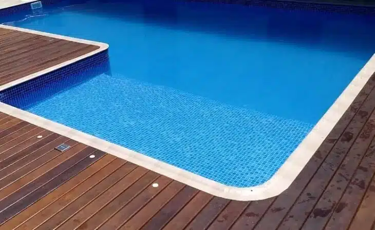 Dê sofisticação à sua piscina com a escolha do piso certo.