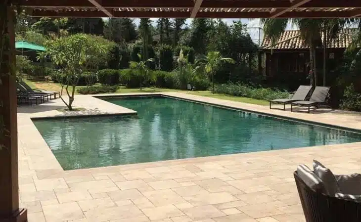 Piso para Piscina: Tipos e Cuidados Essenciais 5 Piso para piscina com detalhes e texturas diversas para um visual sofisticado.