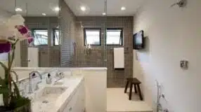 26 Ideias de Revestimento Cinza para Ambientes Modernos 5 Um banheiro reformado com revestimento cinza.