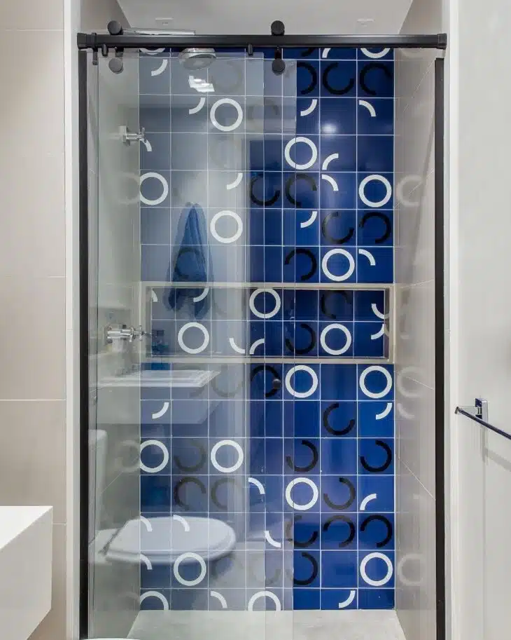 Cerâmica para banheiro: 10 propostas para decorar e inovar 10 Otima escolha de peças para o box do banheiro.