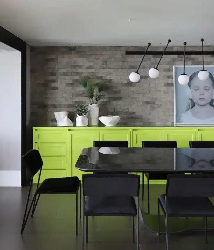 Sala de Jantar Moderna: 75 Ideias para um Ambiente Funcional 7 Uso de cores marcantes para um destaque visual.