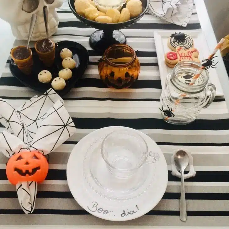 70 Ideias de mesas de Halloween para uma decoração assustadora 7 Mesa de Halloween com decoração tradicional