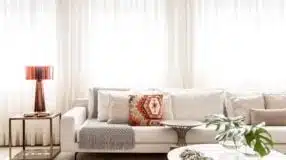 6 ambientes com sofá curvo que vão inspirar sua decoração 5 Imagem de uma almofada para sofá.