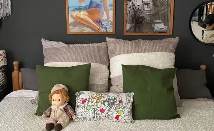 10 Inspirações de Almofadas para Cama que Elevam a Decoração 10 Almofadas sobre uma cama organizadas de forma harmônica.