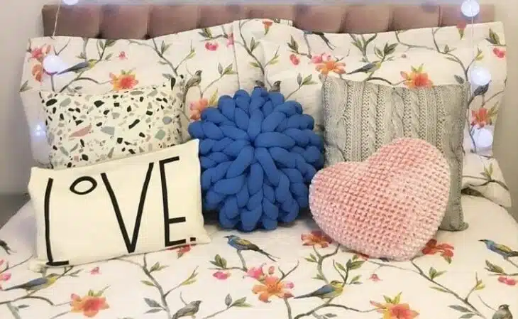 10 Inspirações de Almofadas para Cama que Elevam a Decoração 1 Almofadas de cama com diferentes texturas e cores.