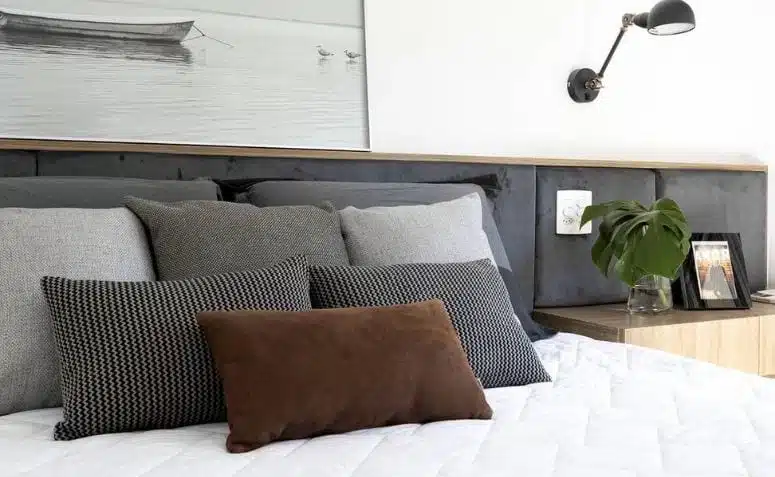 10 Inspirações de Almofadas para Cama que Elevam a Decoração 3 Capa do artigo com diversas almofadas sobre uma cama.