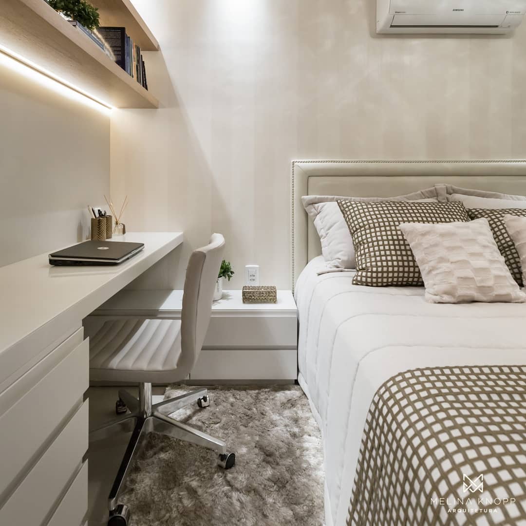 Imagem de um quarto do casal decorado com cores claras e um toque de elegância.