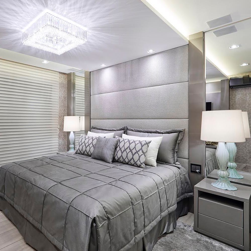 Apartamento Decorado: 10 Referências para Inspirar sua Decoração 10 Cabeceira da cama que se alonga até o teto, adicionando charme ao ambiente.