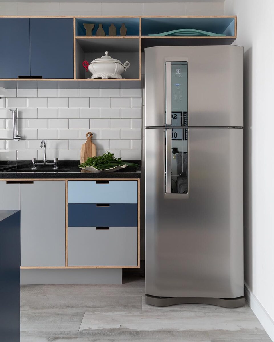 Apartamento Decorado: 10 Referências para Inspirar sua Decoração 1 Cozinha decorada com vários tons de azul, trazendo diversão ao espaço.