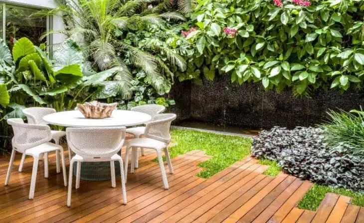 Como Incorporar a Natureza na Sua Casa com Arquitetura Biofílica 10 Imagem que mostra a relação entre plantas e água na arquitetura biofílica.