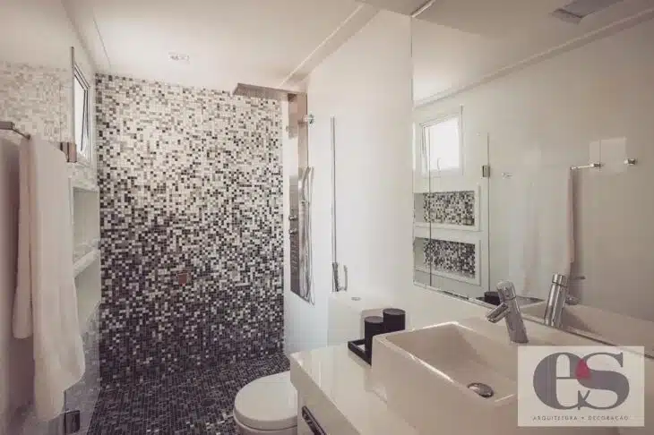 Azulejo para banheiro: 10 ideias incríveis para renovar seu espaço 9 Destaque em parede com um degradê de pastilhas.