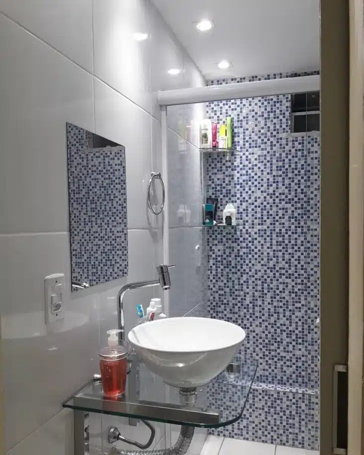 Azulejo para banheiro: 10 ideias incríveis para renovar seu espaço 2 Simplicidade em banheiros menores.
