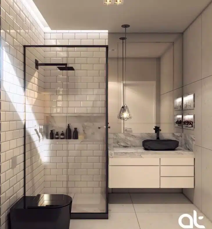 Uso de revestimentos brancos ressaltados com detalhes coloridos.