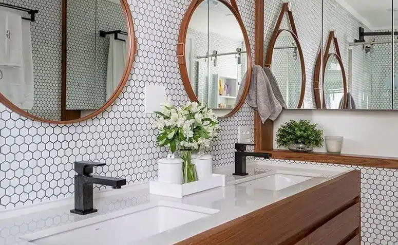 Azulejo para banheiro: 10 ideias incríveis para renovar seu espaço 3 Capa do artigo com várias imagens de banheiros decorados com azulejo.