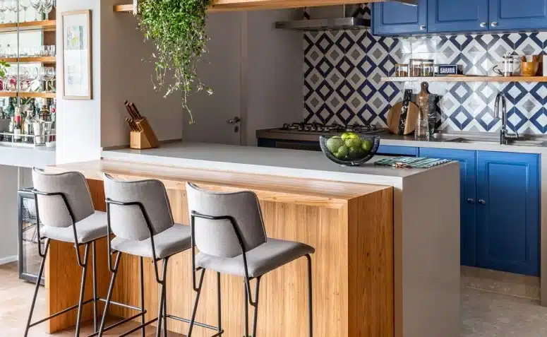 10 Opções de Bancada de Madeira para Cozinha que Decoram com Charme 3 A bancada de madeira para cozinha é uma escolha versátil para a composição do ambiente.