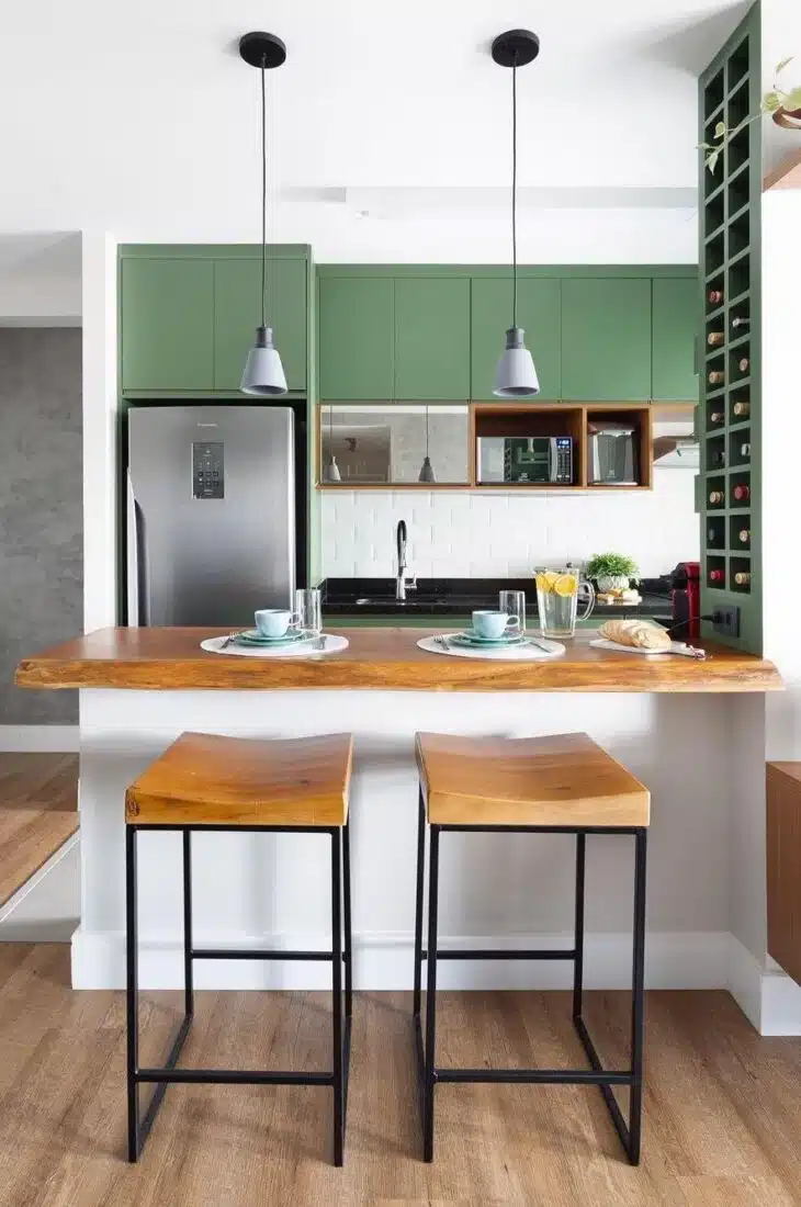 10 Opções de Bancada de Madeira para Cozinha que Decoram com Charme 1 Bancada de madeira para cozinha com cores diferentes.