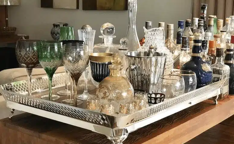 Decore sua casa com uma bandeja-bar incrível 3 Bandeja-bar com detalhes, combinando copos e garrafas.
