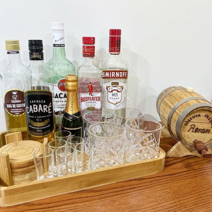 Decore sua casa com uma bandeja-bar incrível 10 Composições decorativas em bandeja-bar.