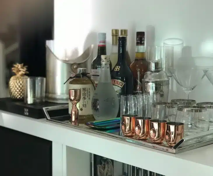 Decore sua casa com uma bandeja-bar incrível 1 Bandeja-bar com copos variados, levando personalidade ao ambiente.