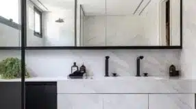 8 Projetos Modernos de Porcelanato para Banheiro 2 Esse tipo de revestimento é popular, pois combina a elegância com a boa resistência.