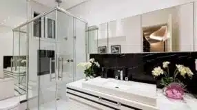 Banheiro preto e branco destacado com elegância