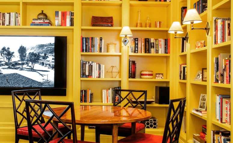 Como organizar sua biblioteca em casa: Descubra 10 inspirações para transformar seu espaço 3 Biblioteca em casa com design moderno e aconchegante