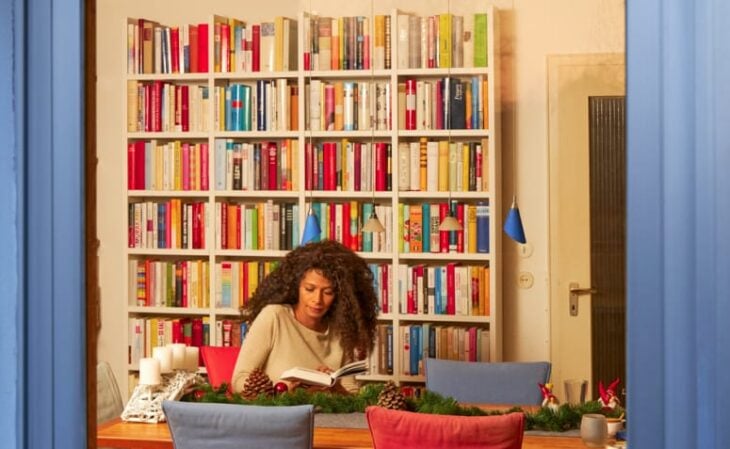 Como organizar sua biblioteca em casa: Descubra 10 inspirações para transformar seu espaço 5 Foto de biblioteca em casa organizada