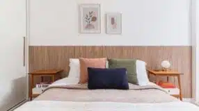 Camas de casal modernas: tipos e modelos para dormir com estilo 7 Foto de cabeceira ripada decorativa