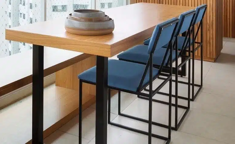Cadeiras para varanda: 10 modelos para decorar de forma aconchegante 3 Cadeiras para varanda aconchegantes, perfeitas para criar um espaço agradável e acolhedor.
