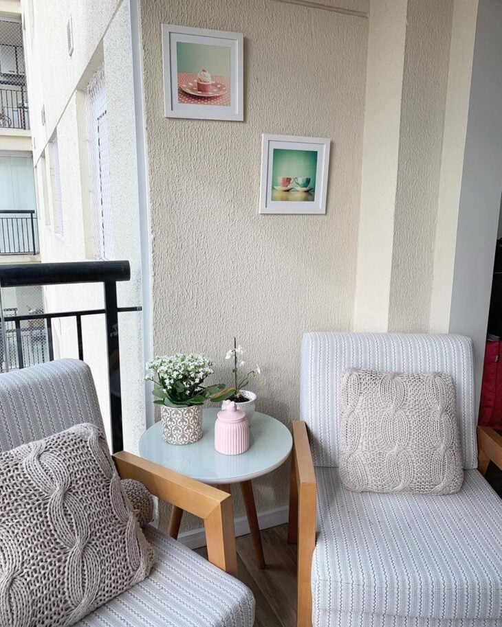 Cadeiras para varanda: 10 modelos para decorar de forma aconchegante 5 Cadeiras confortáveis para varanda e estofados leves que combinam facilmente.