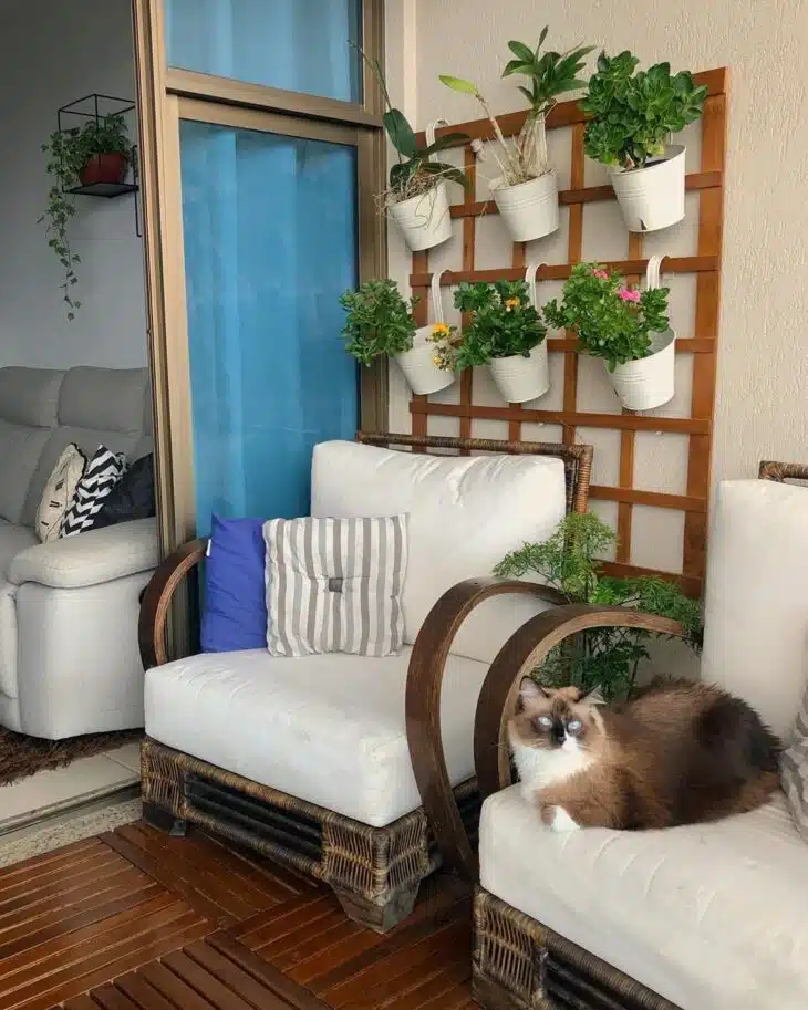 Cadeiras para varanda: 10 modelos para decorar de forma aconchegante 7 Uso de madeira nas cadeiras da varanda traz elegância e versatilidade.