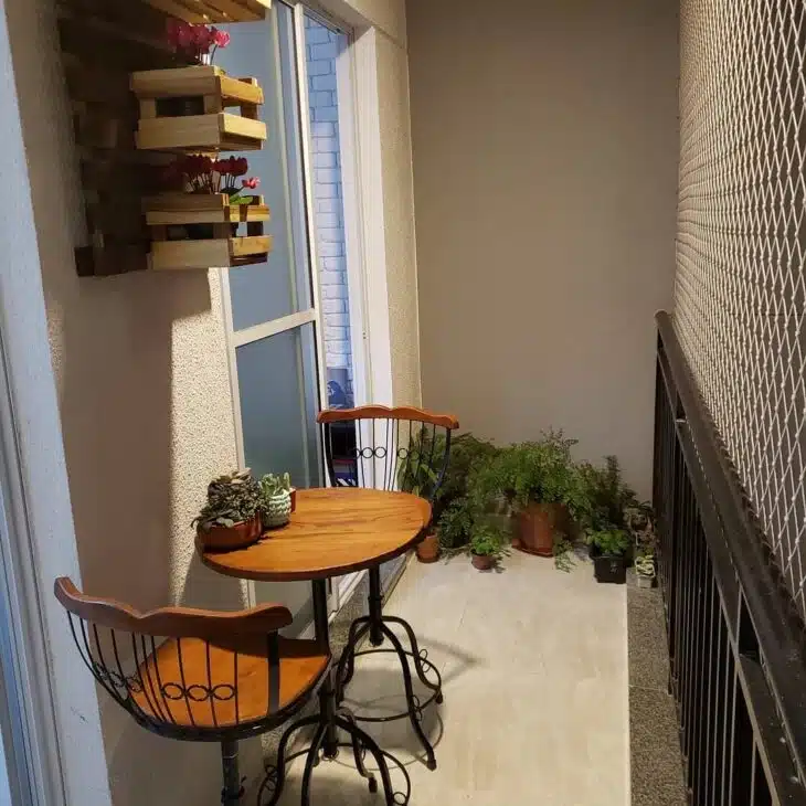 Cadeiras para varanda: 10 modelos para decorar de forma aconchegante 9 Cadeiras combinadas com preto trazem um toque de sofisticação.